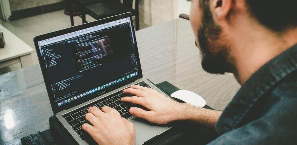 Sviluppatore al lavoro su un gestionale PHP personalizzato