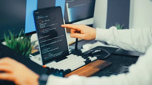 Consulente informatico freelance al lavoro su progetto web